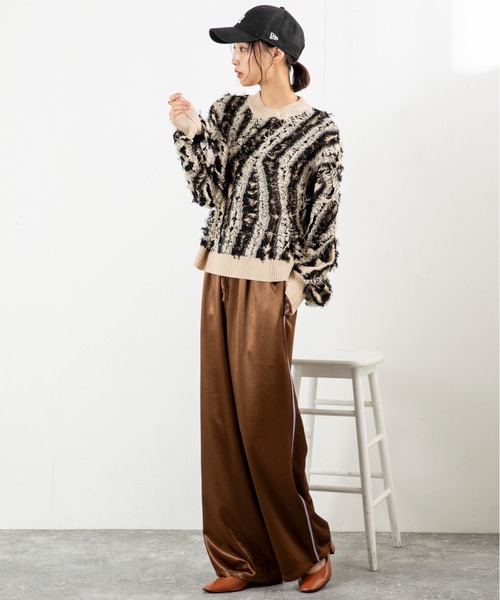 MILLION CARATS（ミリオンカラッツ）の「【立体感フリンジで存在感UP】こなれ感たっぷりのMIXフリンジニットゆるっとしたシルエットで体型カバーしながら、大人カジュアルな印象に。表情豊かなフリンジデザインは一枚で主役になり、デートや休日コーデにも映えること間違いなし（ニット/セーター・レディース・ネイビー/マルチ/ブラック・FREE）」の13枚目の写真