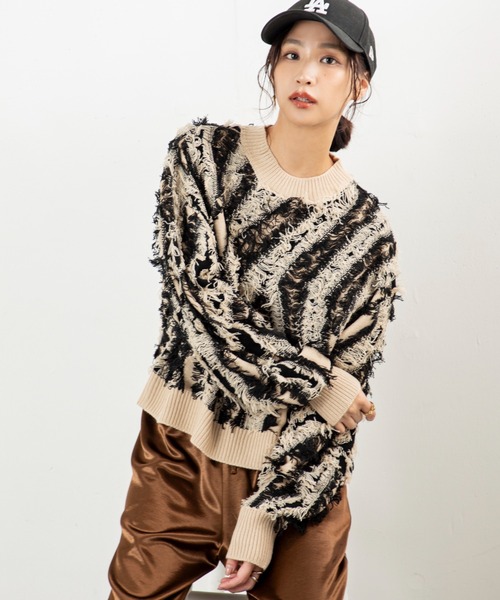 MILLION CARATS（ミリオンカラッツ）の「【立体感フリンジで存在感UP】こなれ感たっぷりのMIXフリンジニットゆるっとしたシルエットで体型カバーしながら、大人カジュアルな印象に。表情豊かなフリンジデザインは一枚で主役になり、デートや休日コーデにも映えること間違いなし（ニット/セーター・レディース・ネイビー/マルチ/ブラック・FREE）」の14枚目の写真