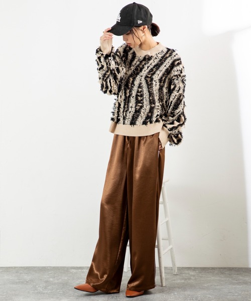 MILLION CARATS（ミリオンカラッツ）の「【立体感フリンジで存在感UP】こなれ感たっぷりのMIXフリンジニットゆるっとしたシルエットで体型カバーしながら、大人カジュアルな印象に。表情豊かなフリンジデザインは一枚で主役になり、デートや休日コーデにも映えること間違いなし（ニット/セーター・レディース・ネイビー/マルチ/ブラック・FREE）」の15枚目の写真