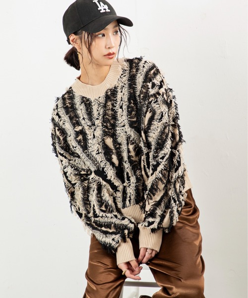 MILLION CARATS（ミリオンカラッツ）の「【立体感フリンジで存在感UP】こなれ感たっぷりのMIXフリンジニットゆるっとしたシルエットで体型カバーしながら、大人カジュアルな印象に。表情豊かなフリンジデザインは一枚で主役になり、デートや休日コーデにも映えること間違いなし（ニット/セーター・レディース・ネイビー/マルチ/ブラック・FREE）」の16枚目の写真