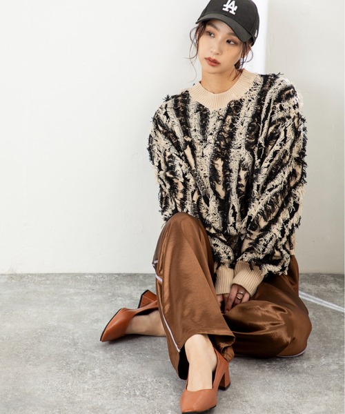 MILLION CARATS（ミリオンカラッツ）の「【立体感フリンジで存在感UP】こなれ感たっぷりのMIXフリンジニットゆるっとしたシルエットで体型カバーしながら、大人カジュアルな印象に。表情豊かなフリンジデザインは一枚で主役になり、デートや休日コーデにも映えること間違いなし（ニット/セーター・レディース・ネイビー/マルチ/ブラック・FREE）」の17枚目の写真