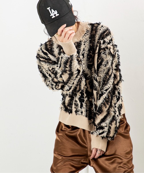 MILLION CARATS（ミリオンカラッツ）の「【立体感フリンジで存在感UP】こなれ感たっぷりのMIXフリンジニットゆるっとしたシルエットで体型カバーしながら、大人カジュアルな印象に。表情豊かなフリンジデザインは一枚で主役になり、デートや休日コーデにも映えること間違いなし（ニット/セーター・レディース・ネイビー/マルチ/ブラック・FREE）」の9枚目の写真