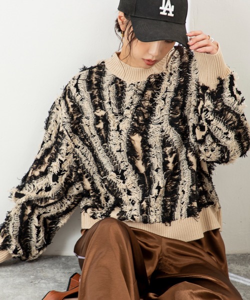 MILLION CARATS（ミリオンカラッツ）の「【立体感フリンジで存在感UP】こなれ感たっぷりのMIXフリンジニットゆるっとしたシルエットで体型カバーしながら、大人カジュアルな印象に。表情豊かなフリンジデザインは一枚で主役になり、デートや休日コーデにも映えること間違いなし（ニット/セーター・レディース・ネイビー/マルチ/ブラック・FREE）」の10枚目の写真