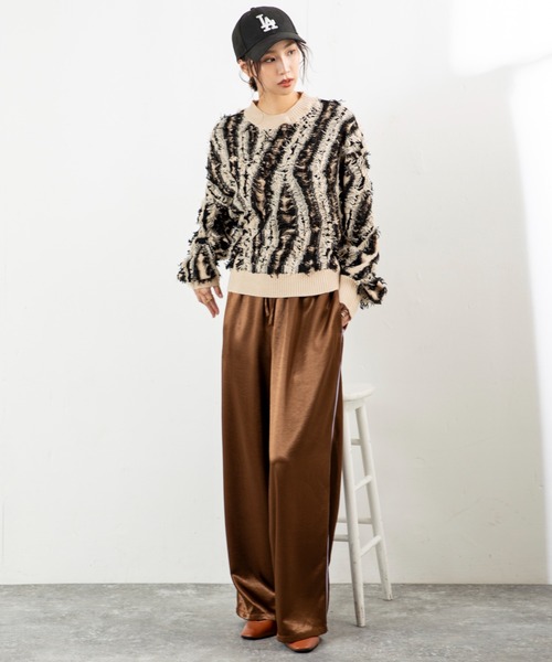 MILLION CARATS（ミリオンカラッツ）の「【立体感フリンジで存在感UP】こなれ感たっぷりのMIXフリンジニットゆるっとしたシルエットで体型カバーしながら、大人カジュアルな印象に。表情豊かなフリンジデザインは一枚で主役になり、デートや休日コーデにも映えること間違いなし（ニット/セーター・レディース・ネイビー/マルチ/ブラック・FREE）」の11枚目の写真