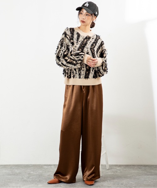 MILLION CARATS（ミリオンカラッツ）の「【立体感フリンジで存在感UP】こなれ感たっぷりのMIXフリンジニットゆるっとしたシルエットで体型カバーしながら、大人カジュアルな印象に。表情豊かなフリンジデザインは一枚で主役になり、デートや休日コーデにも映えること間違いなし（ニット/セーター・レディース・ネイビー/マルチ/ブラック・FREE）」の12枚目の写真