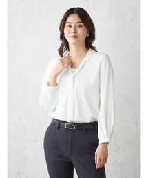 Perfect Suit FActory（パーフェクトスーツファクトリー）の「ジョーゼット　ボウタイ×バー付きウォッシャブルブラウス　オフホワイト/ブラック/グレー/ピンク（Tシャツ/カットソー）」