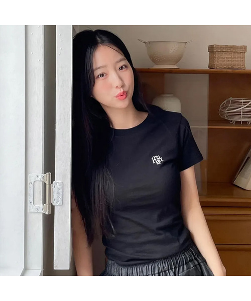 muahmuah（ムーアムーア）の「スティッチロゴベーシックTシャツ[3色]（Tシャツ/カットソー・レディース・ブラック/カーキ/ブルー/ネイビー/ホワイト/ピンク・FREE）」の2枚目の写真