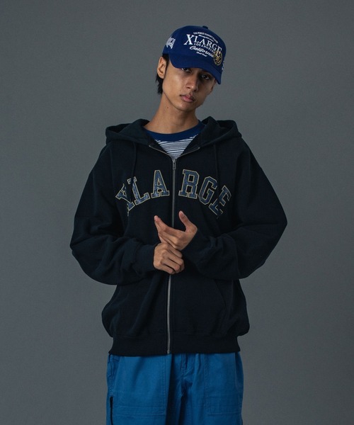 XLARGE（エクストララージ）の「PERFORATED LEATHER LOGO ZIP UP HOODED SWEATSHIRT（パーカー・メンズ・ブラック/アッシュ/バーガンディー・S/M/L/XL）」の2枚目の写真