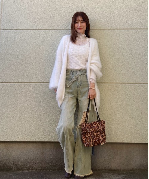 Belle Cie(ベルシー)の「ゆったりフィットメローフリルハイネックシアートップス(その他トップス・レディース・ブラウン/ホワイト/ブラック/アイボリー・FREE)」の12枚目の写真