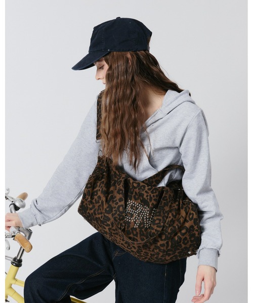 BENUA(ベヌア)の「Studded duffel bag/スタッズダッフルバッグ(トートバッグ・レディース・その他/カーキ・FREE)」の7枚目の写真