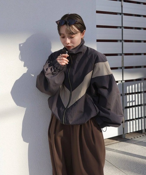 anuke（アンヌーク）の「Nylon Track Blouzon（ブルゾン・レディース・ネイビー/チャコールグレー・FREE）」の4枚目の写真