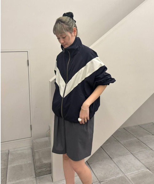 anuke（アンヌーク）の「Nylon Track Blouzon（ブルゾン・レディース・ネイビー/チャコールグレー・FREE）」の7枚目の写真