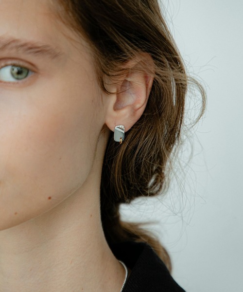 LAPUIS(ラピュイ)の「LAPUIS(ラピュイ)Bijou Plate pierced earrings(ピアス(両耳用)・レディース・マルチ/ゴールド・FREE)」の1枚目の写真