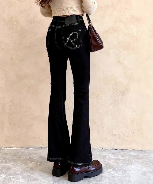 Vipoa（ヴィポア）の「Pocket embroidery flare denim pants（デニムパンツ・レディース・ブラック系その他・MEDIUM/SMALL）」の2枚目の写真
