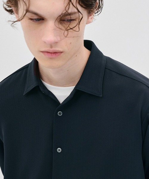 UNITED TOKYO（ユナイテッドトウキョウ）の「【再入荷なし】COLD DRY PLEATS レギュラーカラーシャツ　｜接触冷感/通気性/イージーケア/軽量/防シワ/春服（シャツ/ブラウス・メンズ・ブラック/オフホワイト/ネイビー/ライトグレー・1/2）」の8枚目の写真