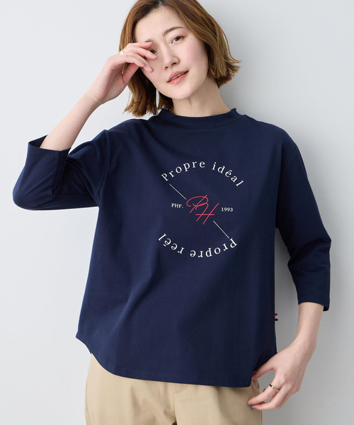 Petit Honfleur(プチオンフルール)の「ロゴプリントモックネックTシャツ【オーガニックコットンブレンド・綿100%】(Tシャツ/カットソー・レディース・ホワイト/ネイビー・M/L)」の1枚目の写真