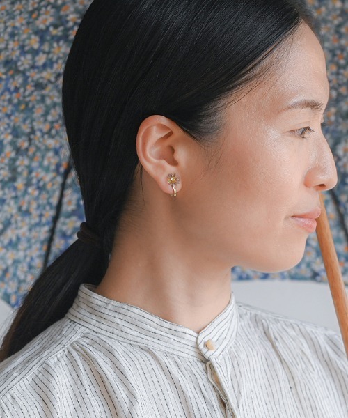 HARIO Lampwork Factory（ハリオランプワークファクトリー）の「イイダ傘店 イヤリング 夕暮れのカモミール グレー（イヤリング・レディース・クリア・FREE）」の4枚目の写真