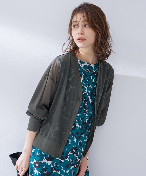 UNTITLED(アンタイトル)の「【7色展開/ゆったり/ショート丈】シアートリコットカーディガン(カーディガン/ボレロ・レディース・オフホワイト/チャコールグレー/ブラウン系その他/ピンク系/ブルー系その他/ワインレッド/ピンク・00/02/04/44/48)」の15枚目の写真