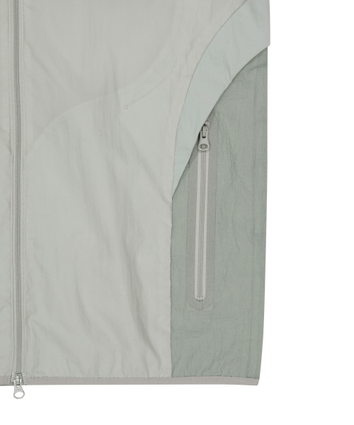 OJOS(オホス)の「Paneled Lightweight Windbreaker / Grey(ナイロンジャケット・レディース・その他・1/2/3)」の5枚目の写真