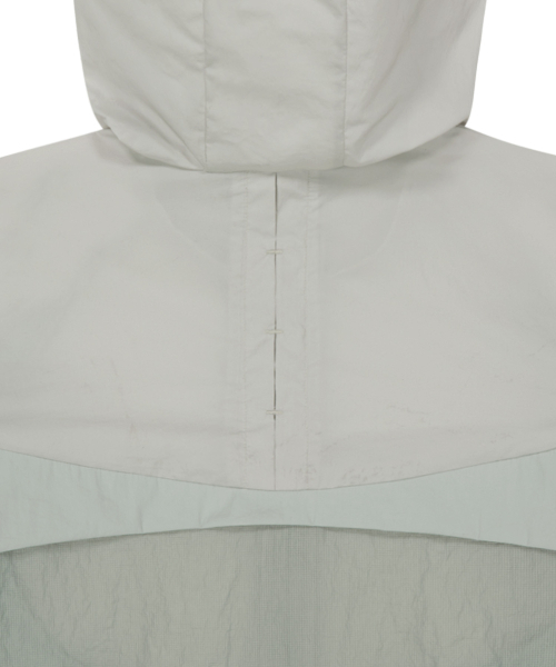 OJOS(オホス)の「Paneled Lightweight Windbreaker / Grey(ナイロンジャケット・レディース・その他・1/2/3)」の6枚目の写真