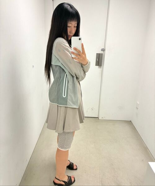 OJOS(オホス)の「Paneled Lightweight Windbreaker / Grey(ナイロンジャケット・レディース・その他・1/2/3)」の7枚目の写真