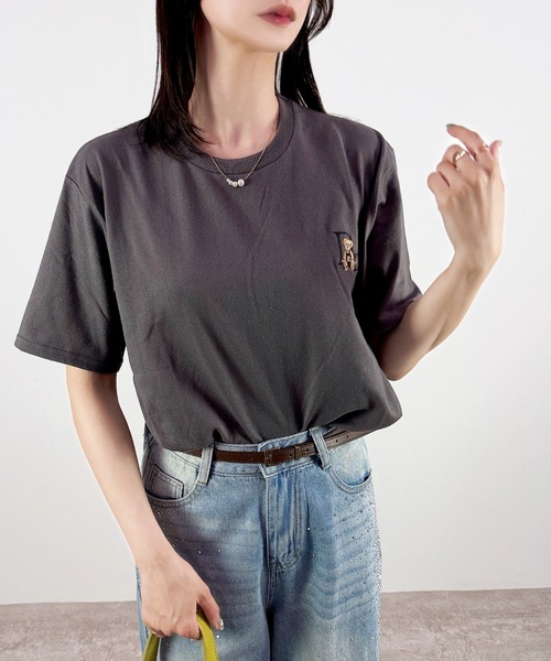 CLOTHY（クロシィ）の「【男女兼用で着れるユニセックスアイテム★】メンズ さらさら 天竺 ワンポイント 刺繍 半袖 Ｔシャツ（Tシャツ/カットソー・メンズ・ブラック/ネイビー/グレイッシュベージュ/チャコールグレー/グレー/オフホワイト/ブルー/チャコールアッシュ/ブラック系その他・MEDIUM）」の6枚目の写真