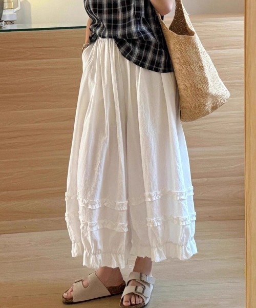 &soiree(アンドソワレ)の「裾フリル付きパルーンワイドパンツ(その他パンツ・レディース・ホワイト/ブラック・SMALL/MEDIUM/LARGE/X-LARGE)」の1枚目の写真