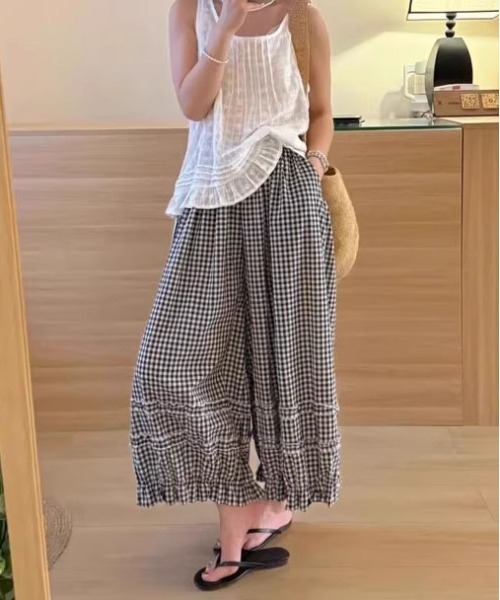 &soiree(アンドソワレ)の「裾フリル付きパルーンワイドパンツ(その他パンツ・レディース・ホワイト/ブラック・SMALL/MEDIUM/LARGE/X-LARGE)」の7枚目の写真