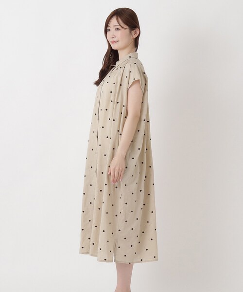 one'sterrace(ワンズテラス)の「ドット刺繍 フレンチスリーブワンピース(ワンピース・レディース・カーキ系5/ブラック系8/ベージュ系8・02)」の6枚目の写真