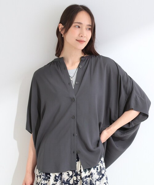 SHOO・LA・RUE(シューラルー)の「【ひんやり/洗濯機可/体型カバー】二の腕隠れる ゆるっと襟ギャザーレーヨンブラウス(シャツ/ブラウス・レディース・チャコールグレー/ホワイト系5/ピンク系その他/ブルー系7・00)」の5枚目の写真