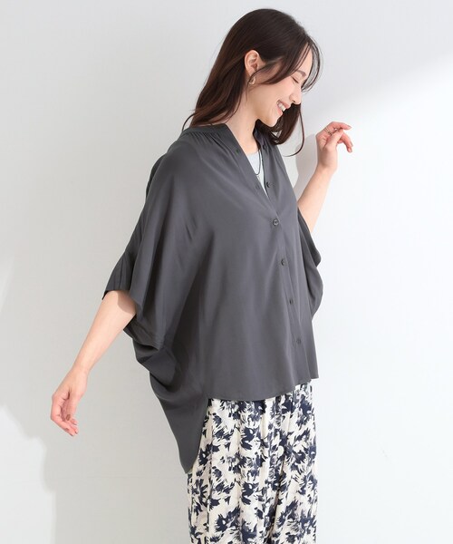 SHOO・LA・RUE(シューラルー)の「【ひんやり/洗濯機可/体型カバー】二の腕隠れる ゆるっと襟ギャザーレーヨンブラウス(シャツ/ブラウス・レディース・チャコールグレー/ホワイト系5/ピンク系その他/ブルー系7・00)」の6枚目の写真