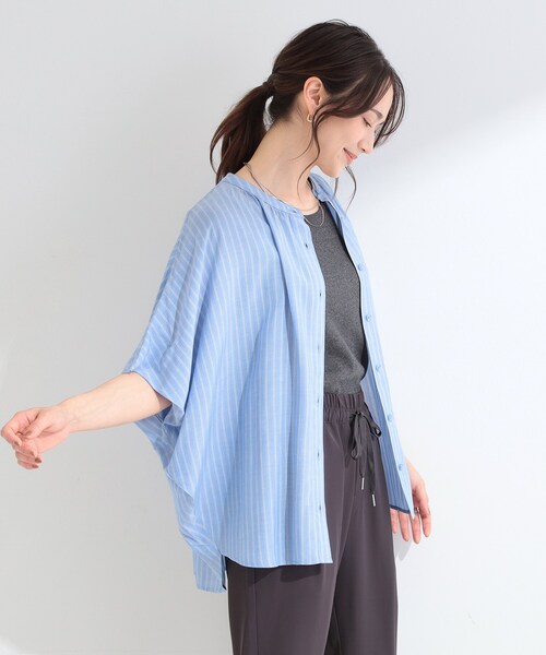 SHOO・LA・RUE(シューラルー)の「【ひんやり/洗濯機可/体型カバー】二の腕隠れる ゆるっと襟ギャザーレーヨンブラウス(シャツ/ブラウス・レディース・チャコールグレー/ホワイト系5/ピンク系その他/ブルー系7・00)」の18枚目の写真