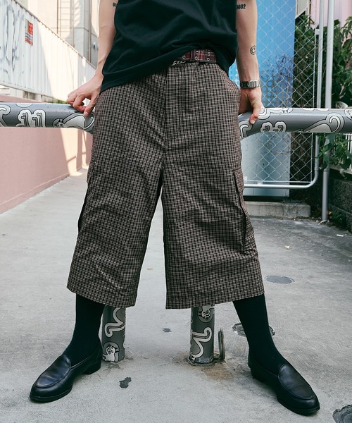 AFB(エーエフビー)の「WIDE CARGO SHORTS(その他パンツ・メンズ・グリーン/ブラウン/ベージュ・LARGE/MEDIUM/X-LARGE)」の2枚目の写真