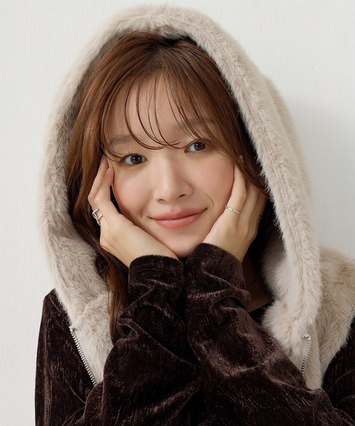 en CAnAF(エンカナフ)の「【羽織るだけで季節感アップ!】フード付きファーベスト(その他アウター・レディース・ブラウン/ブラック/アイボリー/グレー系その他・フリー)」の2枚目の写真