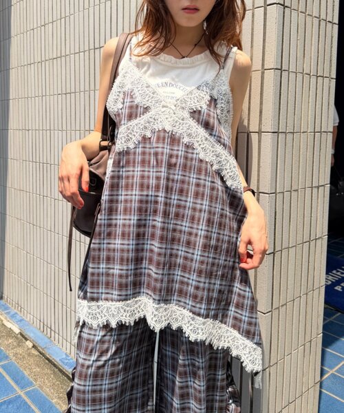 w closet(ダブルクローゼット)の「イレヘムチェックミニキャミワンピース(ワンピース・レディース・ブルー/ボルドー・FREE)」の3枚目の写真