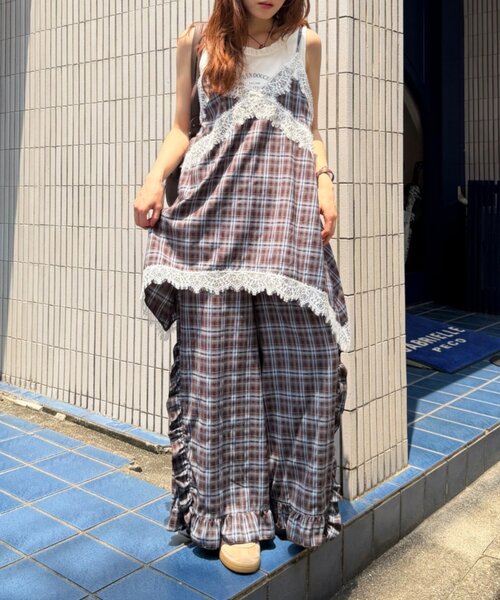 w closet(ダブルクローゼット)の「イレヘムチェックミニキャミワンピース(ワンピース・レディース・ブルー/ボルドー・FREE)」の7枚目の写真