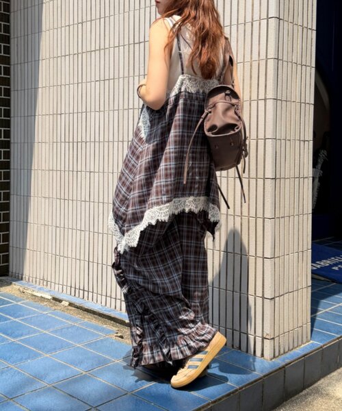 w closet(ダブルクローゼット)の「イレヘムチェックミニキャミワンピース(ワンピース・レディース・ブルー/ボルドー・FREE)」の9枚目の写真
