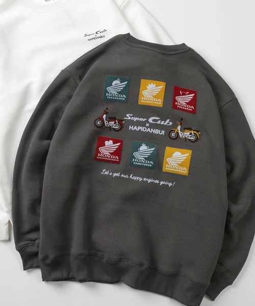sanrio(サンリオ)の「【71】【HONDA/ホンダ】×【Sanrio/サンリオ】「スーパーカブ」「クロミ」コラボ 裏起毛スウェット フラッグ クロミ 刺繍&スリーブチェッカー柄//ウイングBOXバックプリントユニセックス/レディース/メンズ(スウェット・レディース・ホワイト/チャコールグレー/ホワイト系/ブラック・M/XL/L)」の1枚目の写真