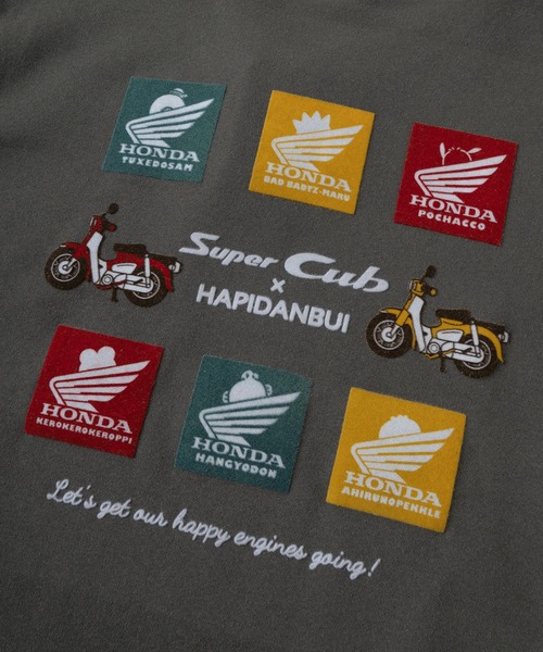 sanrio(サンリオ)の「【71】【HONDA/ホンダ】×【Sanrio/サンリオ】「スーパーカブ」「クロミ」コラボ 裏起毛スウェット フラッグ クロミ 刺繍&スリーブチェッカー柄//ウイングBOXバックプリントユニセックス/レディース/メンズ(スウェット・レディース・ホワイト/チャコールグレー/ホワイト系/ブラック・M/XL/L)」の5枚目の写真