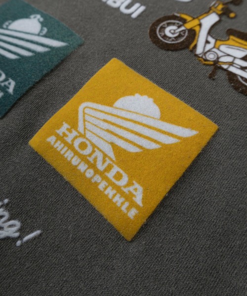 sanrio(サンリオ)の「【71】【HONDA/ホンダ】×【Sanrio/サンリオ】「スーパーカブ」「クロミ」コラボ 裏起毛スウェット フラッグ クロミ 刺繍&スリーブチェッカー柄//ウイングBOXバックプリントユニセックス/レディース/メンズ(スウェット・レディース・ホワイト/チャコールグレー/ホワイト系/ブラック・M/XL/L)」の6枚目の写真