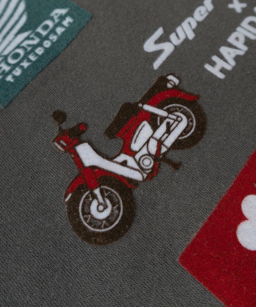 sanrio(サンリオ)の「【71】【HONDA/ホンダ】×【Sanrio/サンリオ】「スーパーカブ」「クロミ」コラボ 裏起毛スウェット フラッグ クロミ 刺繍&スリーブチェッカー柄//ウイングBOXバックプリントユニセックス/レディース/メンズ(スウェット・レディース・ホワイト/チャコールグレー/ホワイト系/ブラック・M/XL/L)」の7枚目の写真
