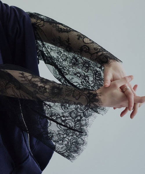 W:Huku（フーク）の「シアーレースフレアスリーブトップス / Sheer Lace Flared-Sleeve Top（シャツ/ブラウス・レディース・ブラック/ホワイト・FREE）」の6枚目の写真