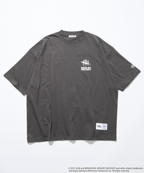 FREAK'S STORE(フリークスストア)の「DEAD BY DAYLIGHT 別注 バックロゴプリント クルーネックTシャツ(Tシャツ/カットソー・メンズ・ホワイト/グレー/ブラック・LARGE/X-LARGE/MEDIUM)」の14枚目の写真