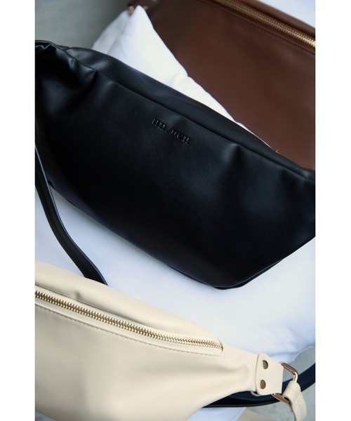 un/neu（アンノイ）の「シンプルスリングボディバッグ / フェイクレザーシンプルボディバッグ / ミニペットボトル収納可能（ボディバッグ/ウエストポーチ・レディース・ブラック/ブラウン/アイボリー・FREE）」の10枚目の写真