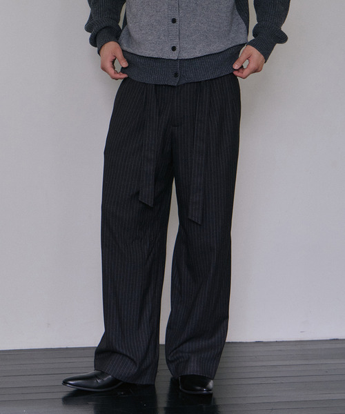 LAURANTSEOUL(ローランソウル)の「ベルト付きツータックストライプワイドスラックス(チャコールストライプ)(スラックス・レディース・チャコール・SMALL/MEDIUM/LARGE)」の1枚目の写真