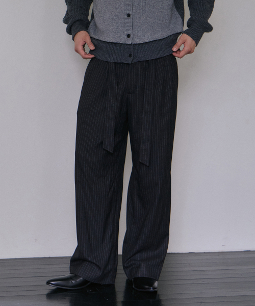 LAURANTSEOUL(ローランソウル)の「ベルト付きツータックストライプワイドスラックス(チャコールストライプ)(スラックス・レディース・チャコール・SMALL/MEDIUM/LARGE)」の2枚目の写真