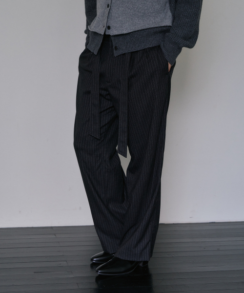 LAURANTSEOUL(ローランソウル)の「ベルト付きツータックストライプワイドスラックス(チャコールストライプ)(スラックス・レディース・チャコール・SMALL/MEDIUM/LARGE)」の4枚目の写真