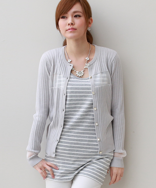 REAL CUBE(リアルキューブ)の「REAL CUBE フラワーボタン シースルー切替カーディガン(カーディガン/ボレロ・レディース・ピンク/オフホワイト/グレー/ラベンダー・38)」の2枚目の写真