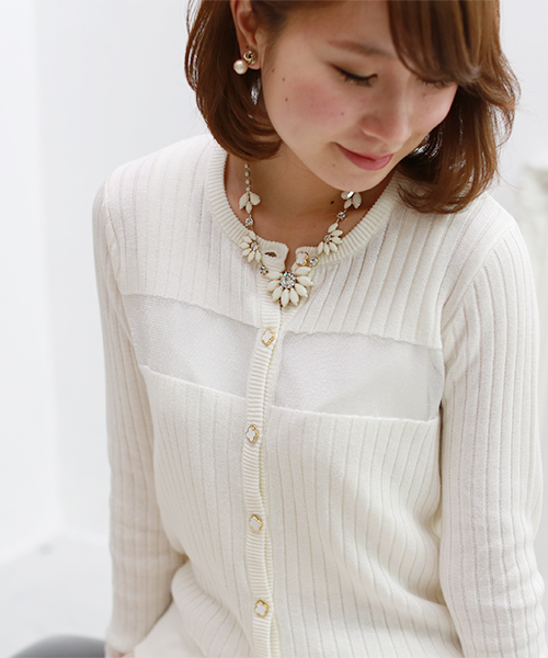 REAL CUBE(リアルキューブ)の「REAL CUBE フラワーボタン シースルー切替カーディガン(カーディガン/ボレロ・レディース・ピンク/オフホワイト/グレー/ラベンダー・38)」の1枚目の写真