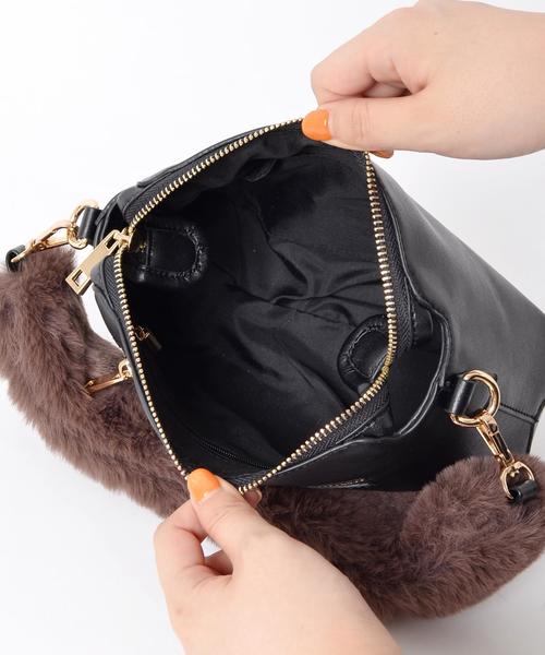 Khaju(カージュ)の「Khaju:フェイクファーミニバッグ◇(ショルダーバッグ・レディース・キャメル/レッド/ブラック・ONE SIZE)」の7枚目の写真